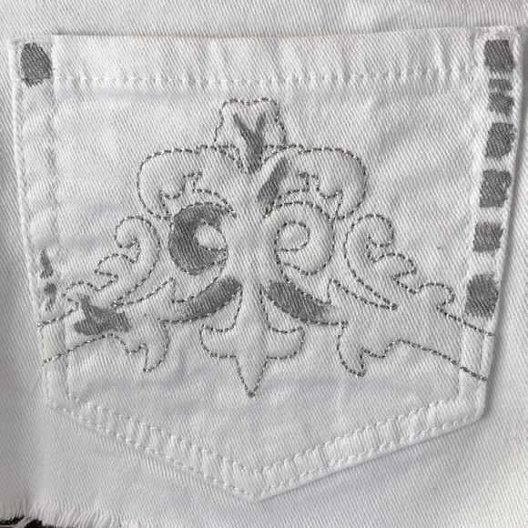 Low rise Shorty shorts - white jean 34” hip/lower waist as it sits lower.   9/10 - Picture 9 of 9
